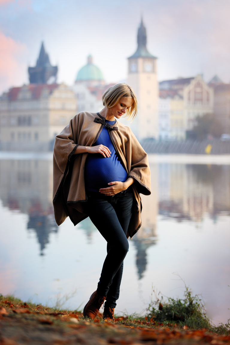 Těhotenské focení - posing s Prahou v pozadí