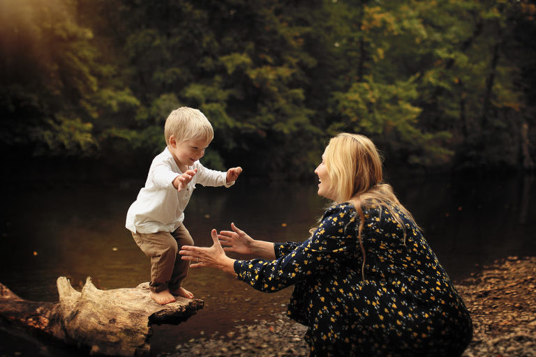 syn spoléhající na náruč své maminky