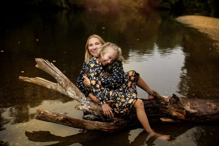 Maminka a dcera v objetí