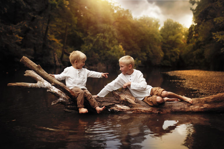 bráškové při hře na řece