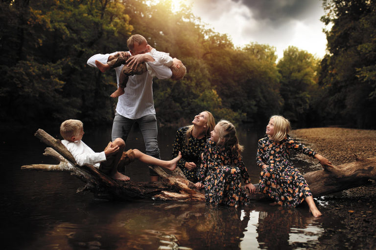 pěti členná rodina při hře na řece Jizeře