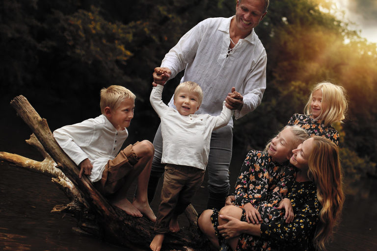 Rodina v podvečerním slunci