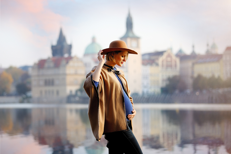 těhotná žena v kloubouku